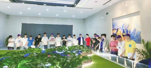 娄底幼师学校组织师生赴崀山研学旅行.jpg 娄底幼师学校组织师生赴崀山研学旅行.jpg