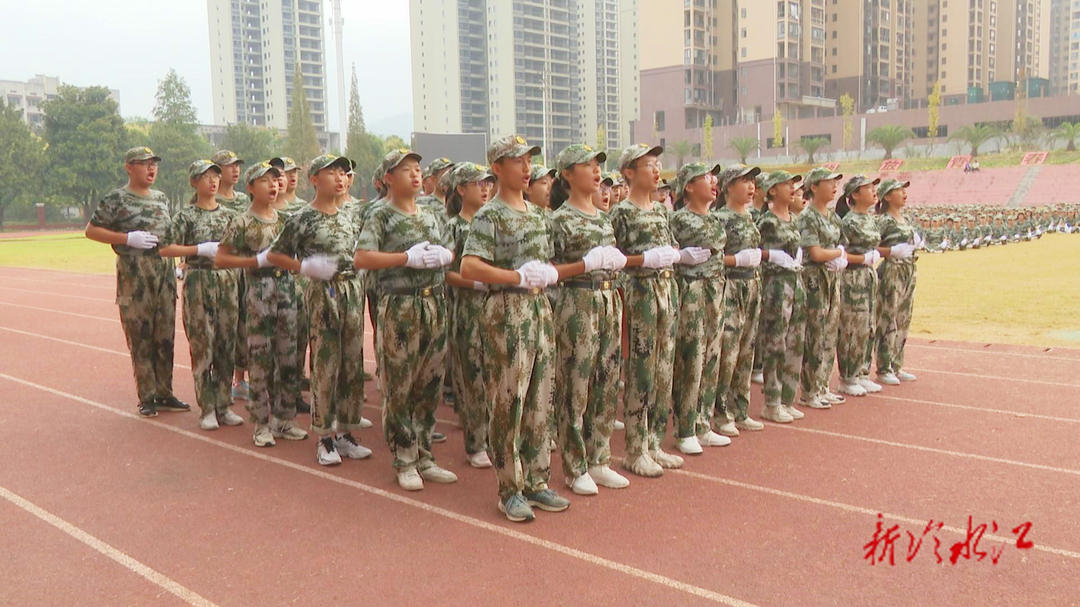 娄底幼儿师范学校举行新生军训成果汇报演出2.jpg 娄底幼儿师范学校举行新生军训成果汇报演出2.jpg