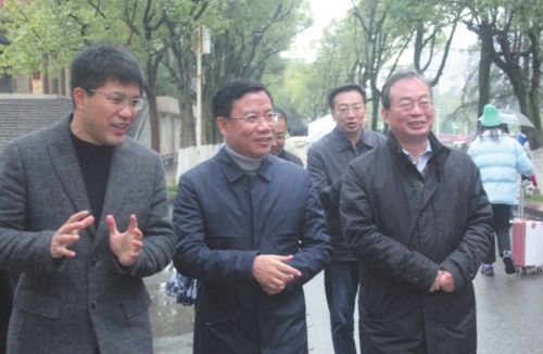 大江涌潮逐浪高1.jpg